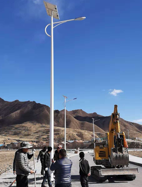 甘南碌曲10米铁门关太阳能路灯项目