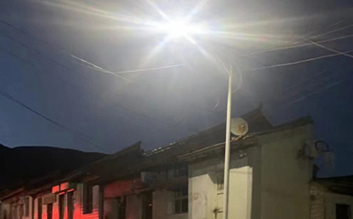 农村院子里最适合的铁门关太阳能路灯亮度与安装要点