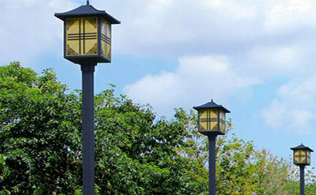 太阳能铁门关庭院灯怎么选亮度与续航更耐用